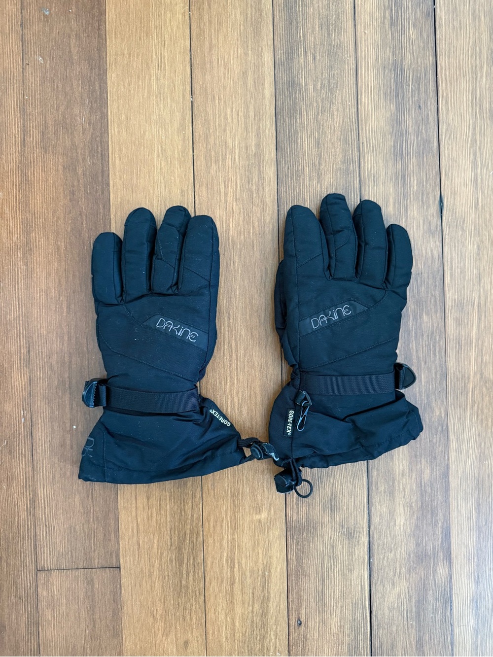 Dakine Black Winter Ski Gloves with Wrist Straps